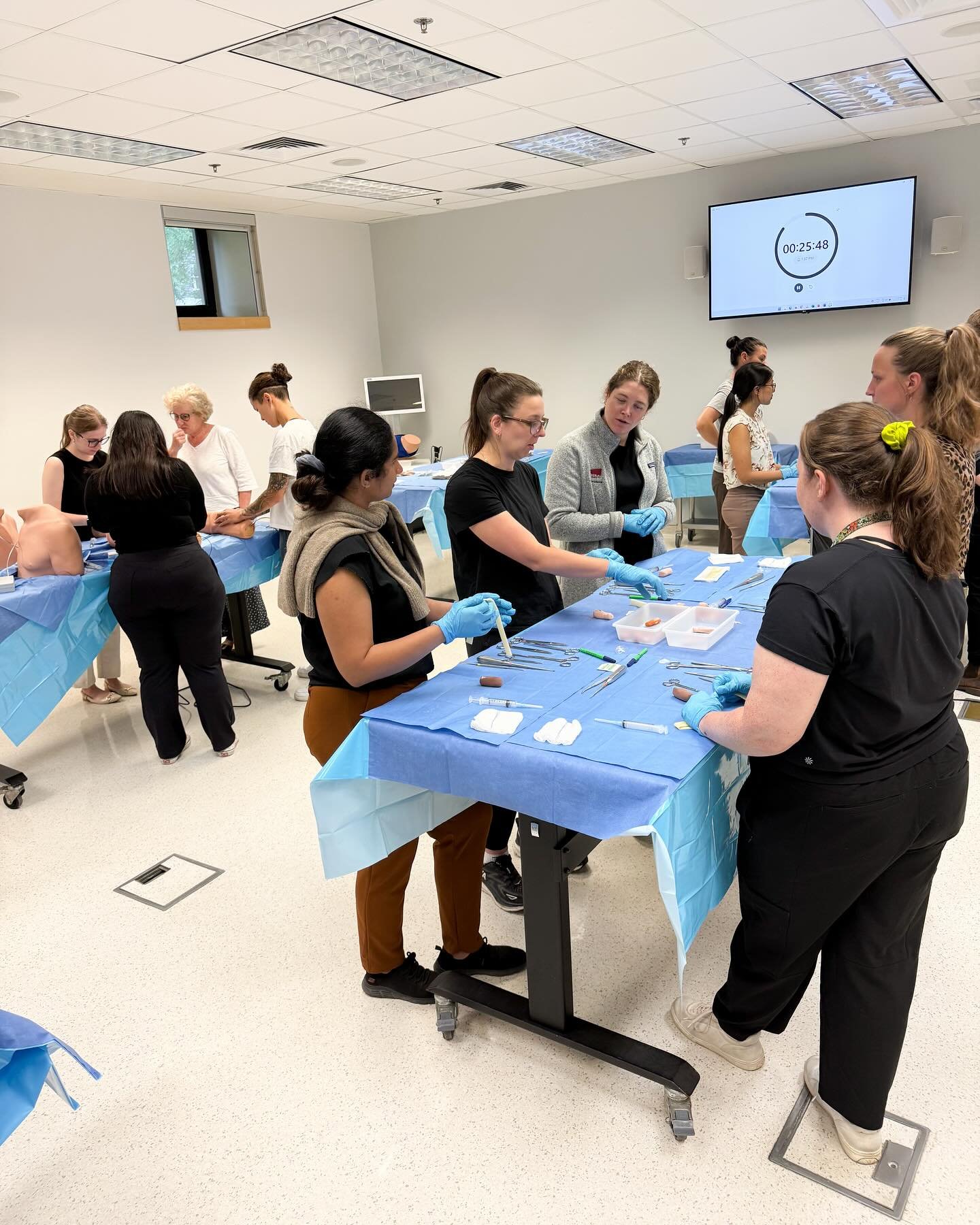 From toe nail removal to biopsies, cyst removals, joint injections, suturing, and obstetrics procedures, it was a packed few days of learning for these @dalfamilymed PGY1s at the Skills Centre.
These future family docs are levelling up and getting