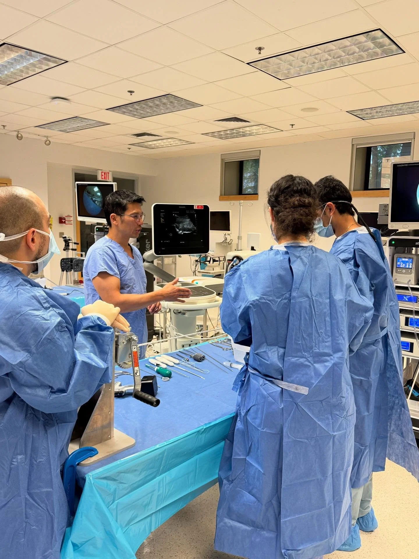 @drivanwongmd and his team of researchers stopped by the Skills Centre for a session focusing on hip arthroscopy skills and 3D ultrasound imaging.
#simulation
#simulationinhealthcare
#surgicalsimulation
#arthroscopy
#arthroscopysurgery
#educatio