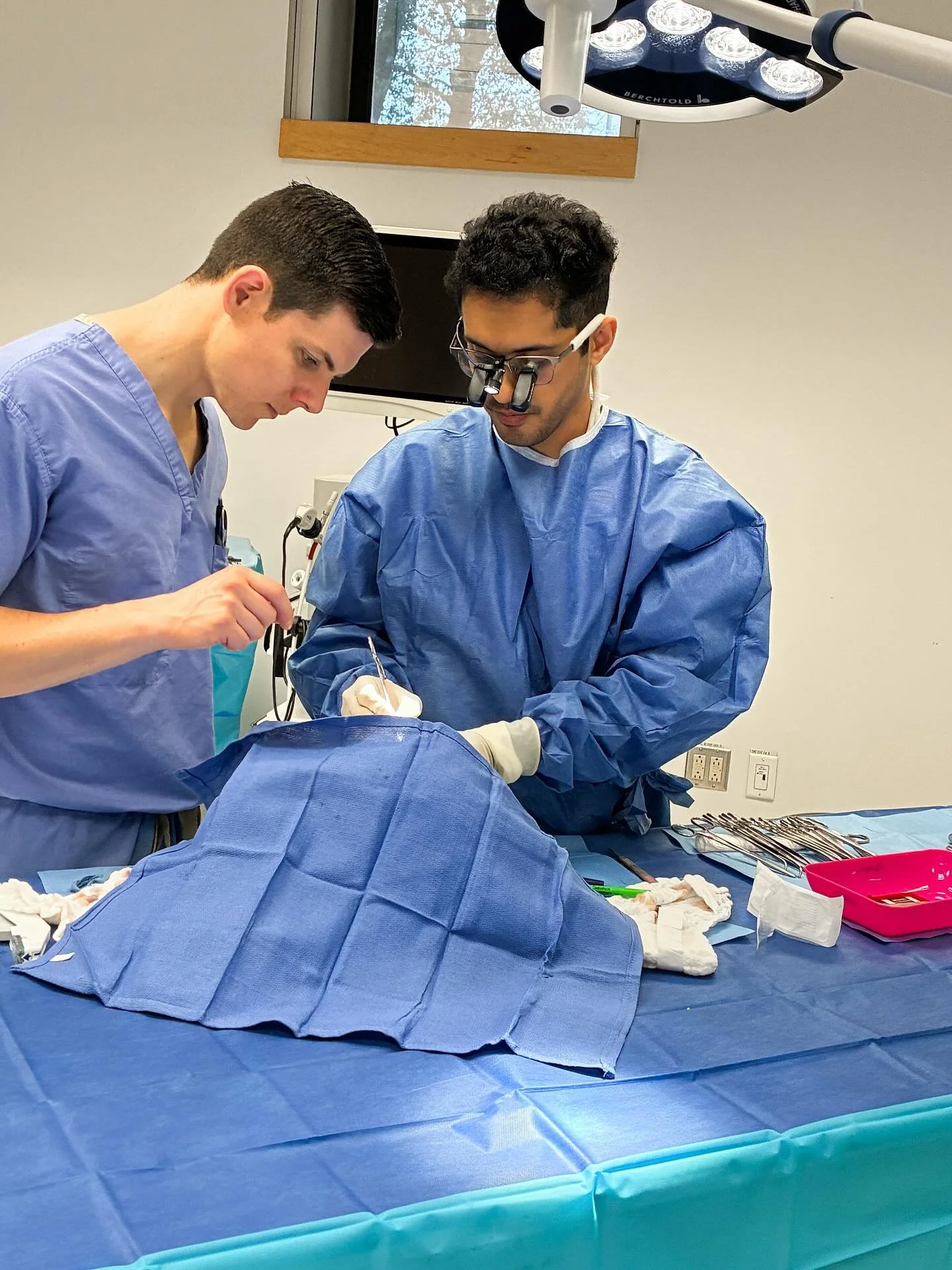 We were excited to welcome @dalhousieplastic to the Skills Centre, where they honed their skills in advanced facial reconstruction techniques under the guidance of Dr. Rasmussen. 
Hands-on practice like this is what pushes surgical training to the n