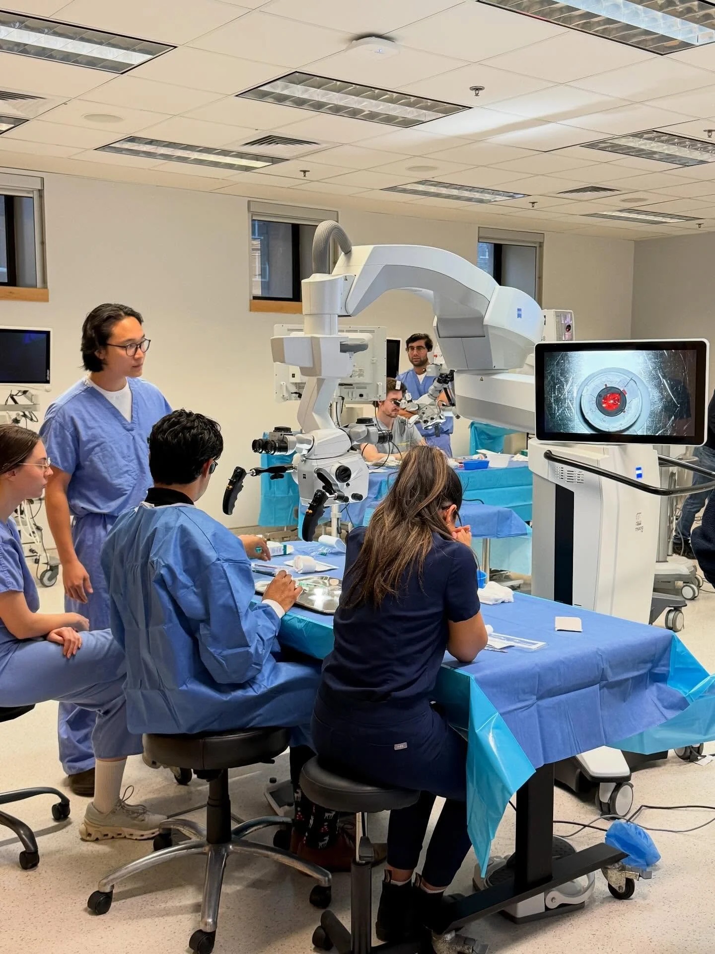 @labtician joined @dalophtho at the Skills Centre recently for some practice with MST instruments and Maleugian Ring procedures 

#simulation
#simulationinhealthcare 
#surgicalsimulation
#surgicaltraining
#ophthalmology 
#ophthalmologyresident