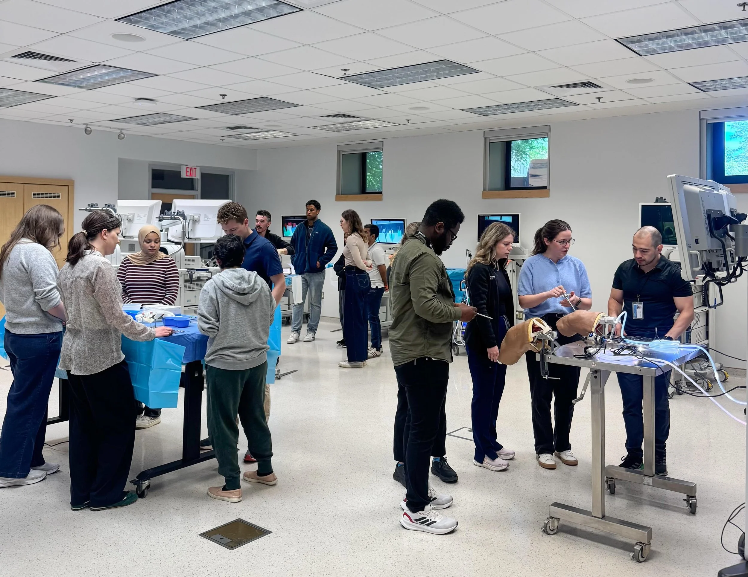 🔬🩺 Future surgeons in action!

The Dalhousie S.E.A.D. (Surgical Exploration and Discovery) Program recently visited the Skills Centre for hands-on exposure to arthroplasty, laparoscopy, and suturing techniques.

Through simulation-based learning, p
