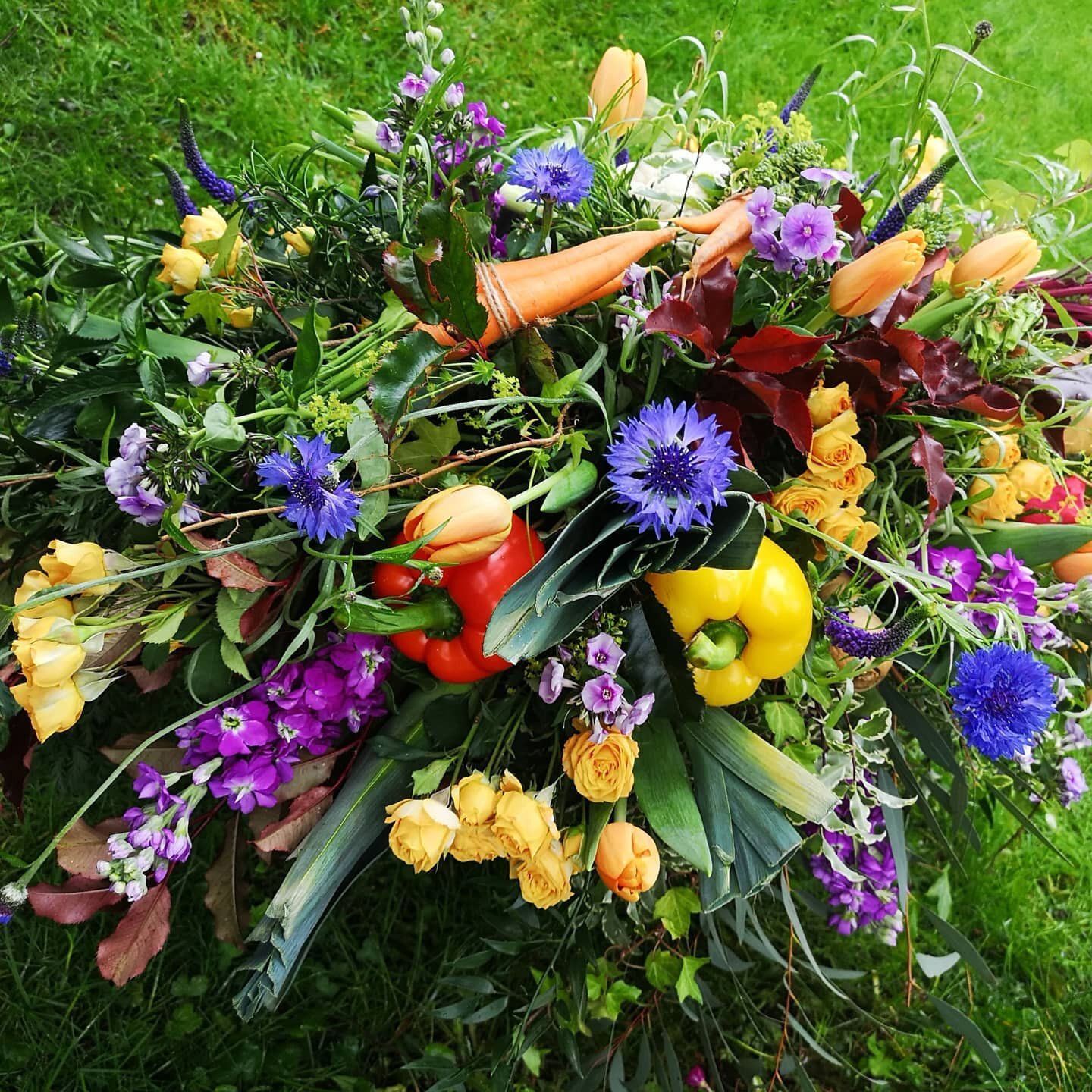 A colourful, personal &amp; unique funeral tribute created last week for a gentleman who loved growing vegetables &amp; garden flowers in his allotment.

His wicker casket was also adorned with a floral &amp; vegetable garland. 

#vegetablegarden #ve