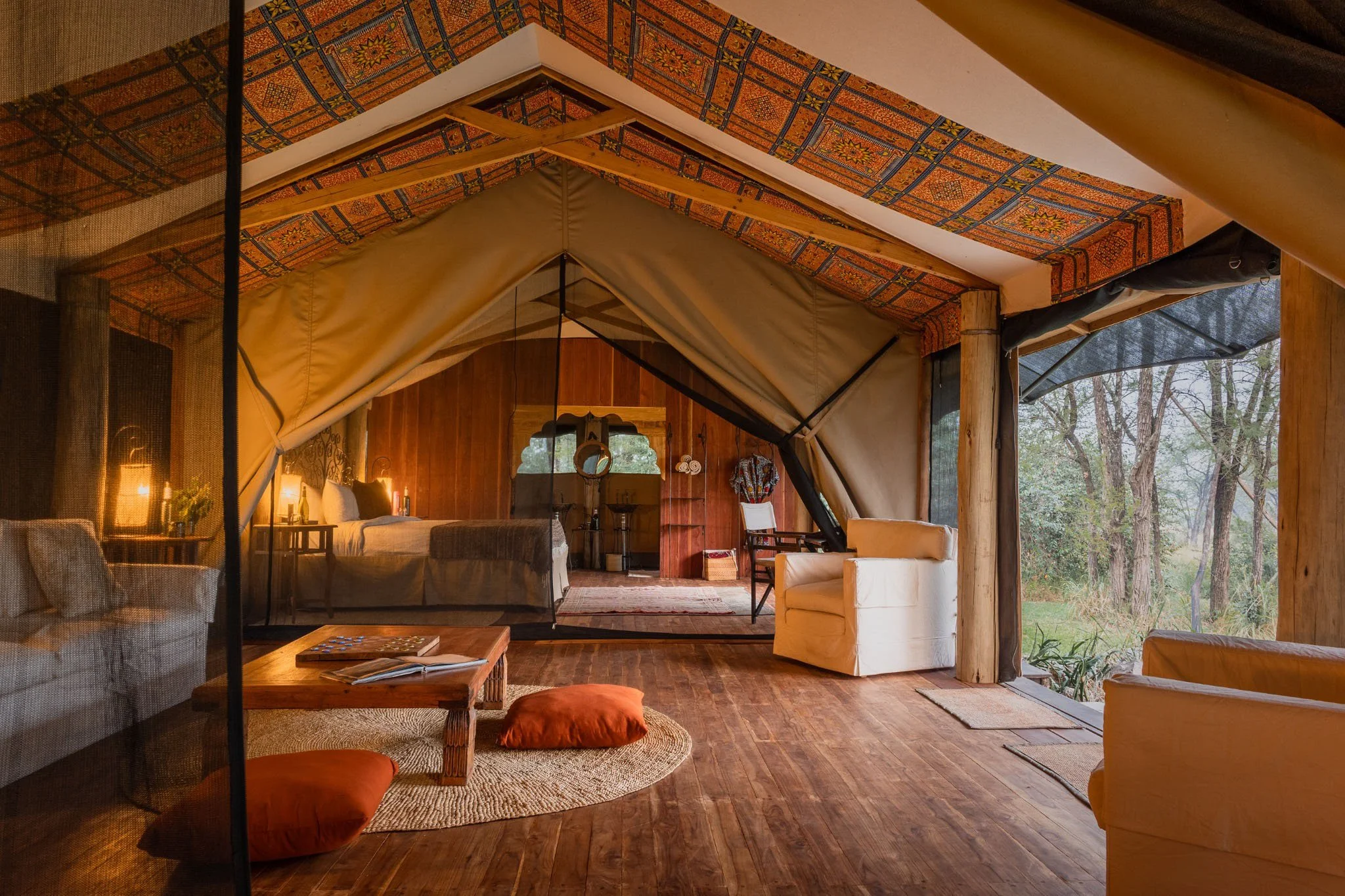 Lewa House ligger i grønne omgivelser med naturen tett på.