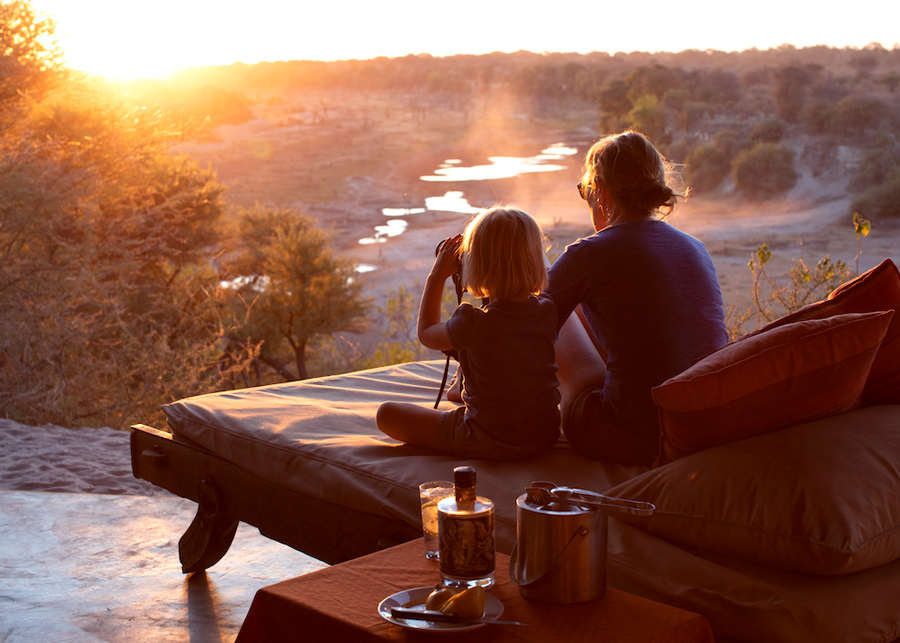 Privat safari i Afrika for familie, med utsikt over savannen i solnedgang.