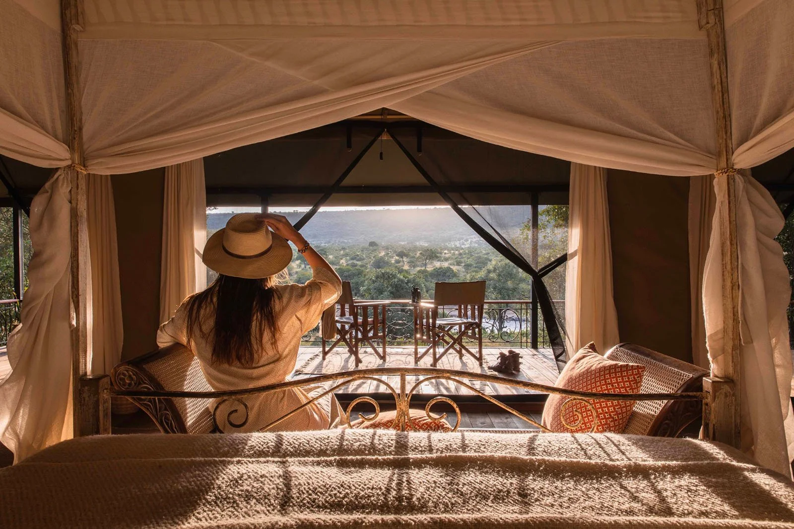 Våkn til utsikt over naturen på Serian The Original, og start dagen med safari i Kenya i egen bil med guide og spotter.