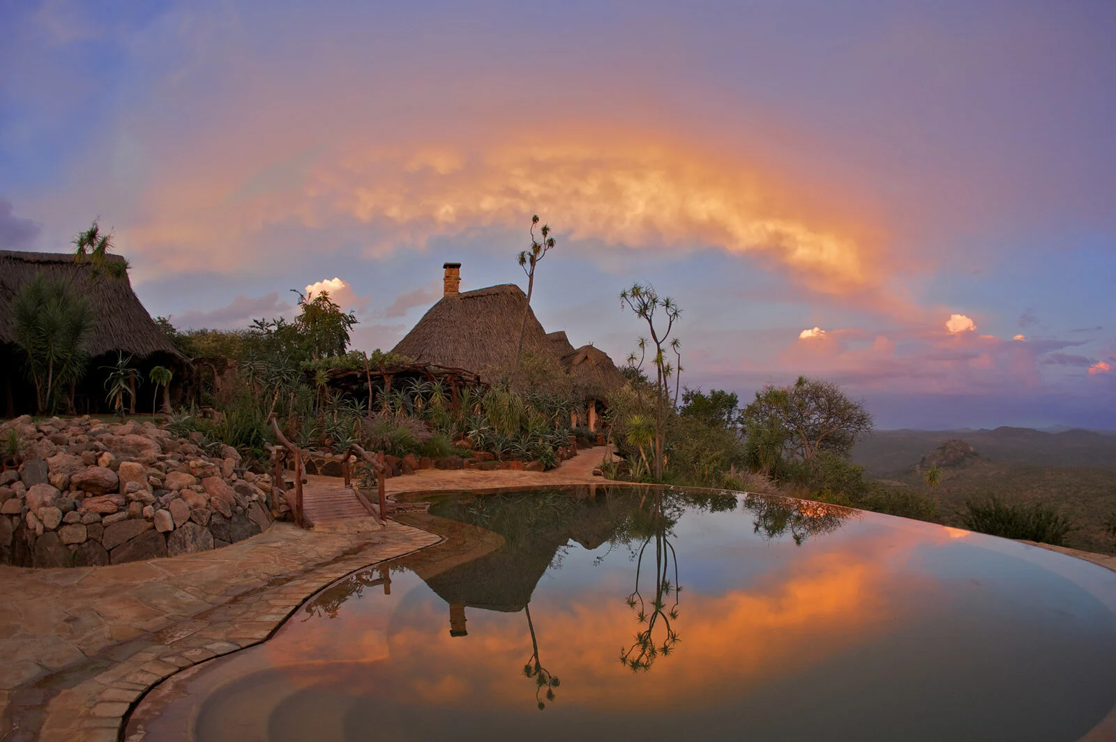 Bassenget ved Ol Malo House speiler solnedgangen over Laikipia – et privat opphold på safari i Kenya.