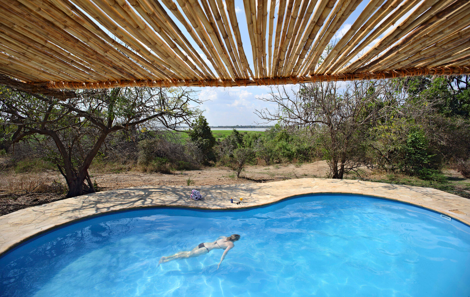 Swimming-pool-with-view-of-lake-Roho.jpg