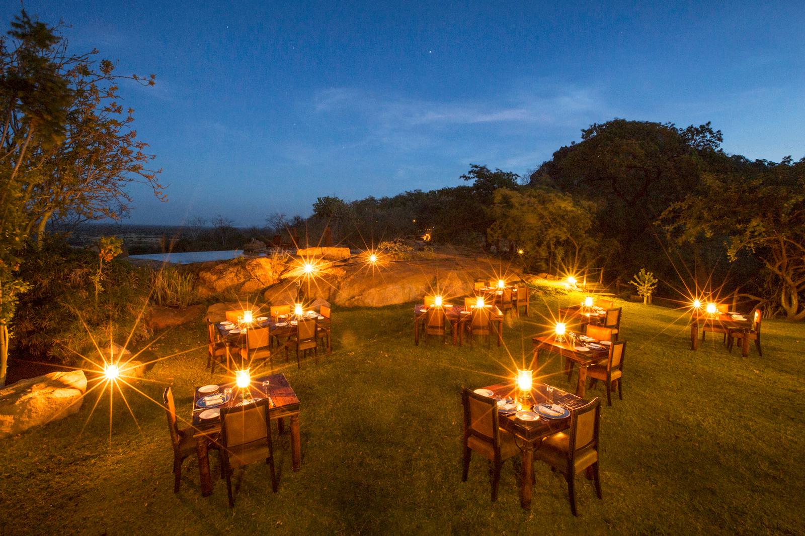 webElsa's-Kopje---accommodation---main-areas---dining-under-the-stars-(c)Silverless-2-(1).gif