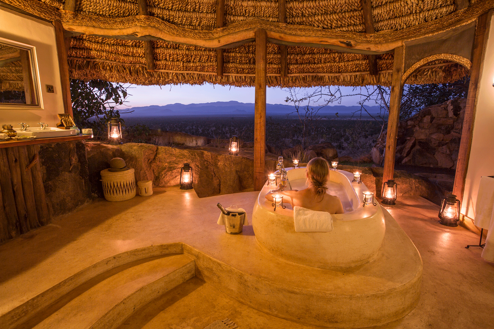 webElsa's-Kopje---accommodation---private-house---master-bedroom---bath-(c)Silverless-4.gif
