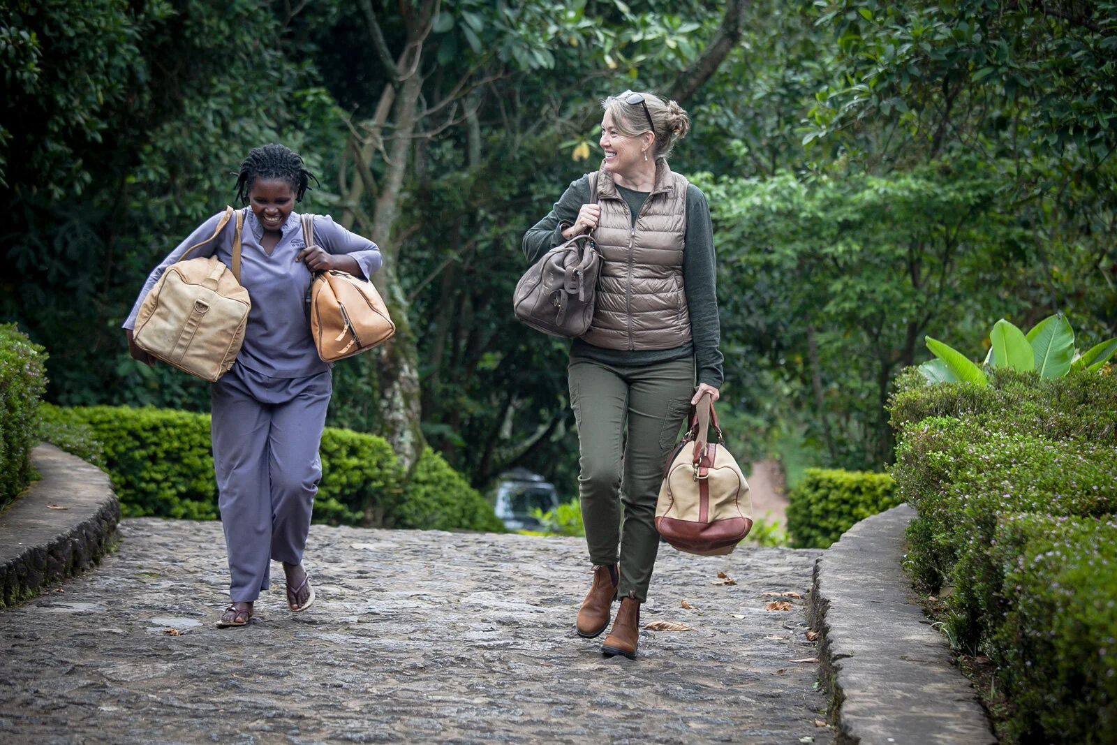 Ankomst til lodge i Uganda med guide og bagasje i frodig natur