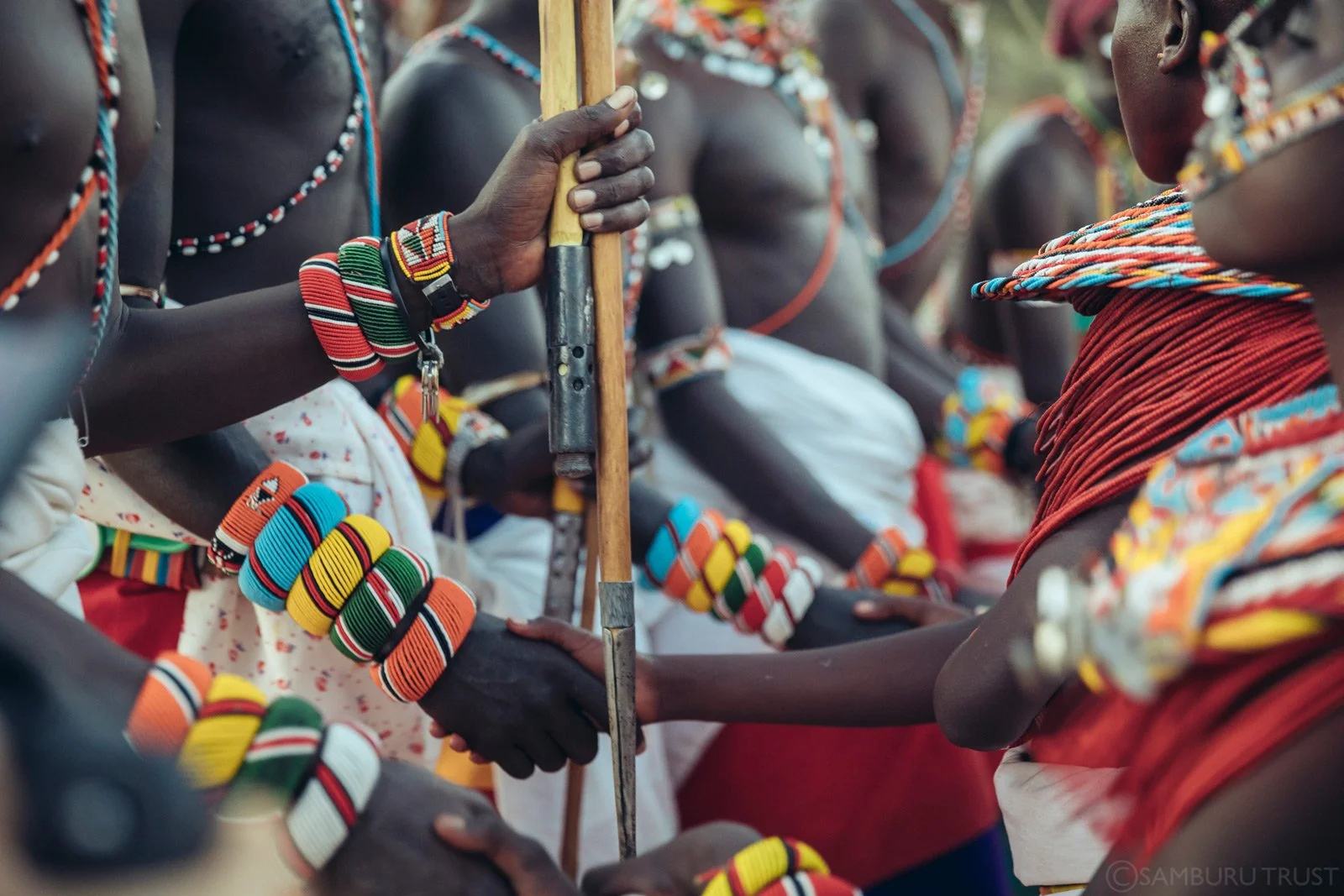 Fargerike perlesmykker og armbånd i nærbilde under et møte med Samburu ved Ol Malo i Kenya.