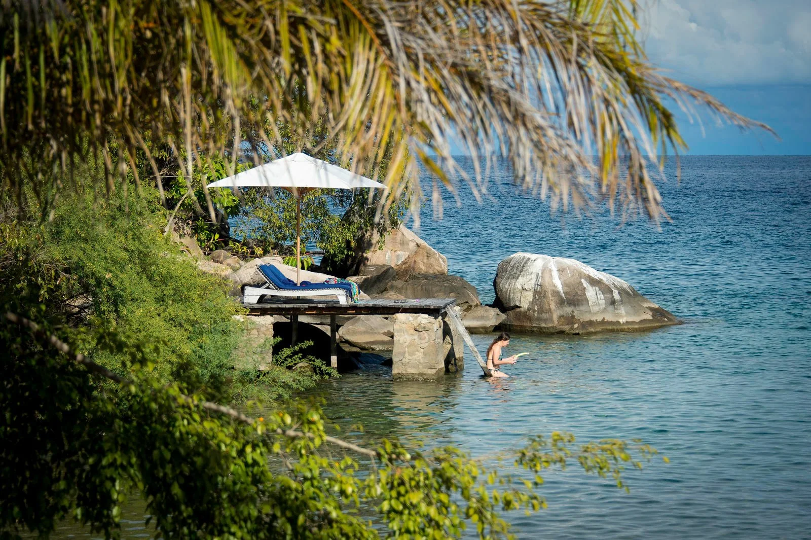 Lake Malawi med klart vann og rolige omgivelser etter safari i Zambia