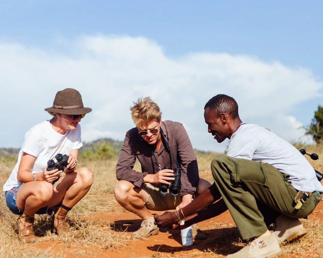 Autentisk safariopplevelse i Kenya – gåsafari med Maasai-guider fra Moon’s Camp.