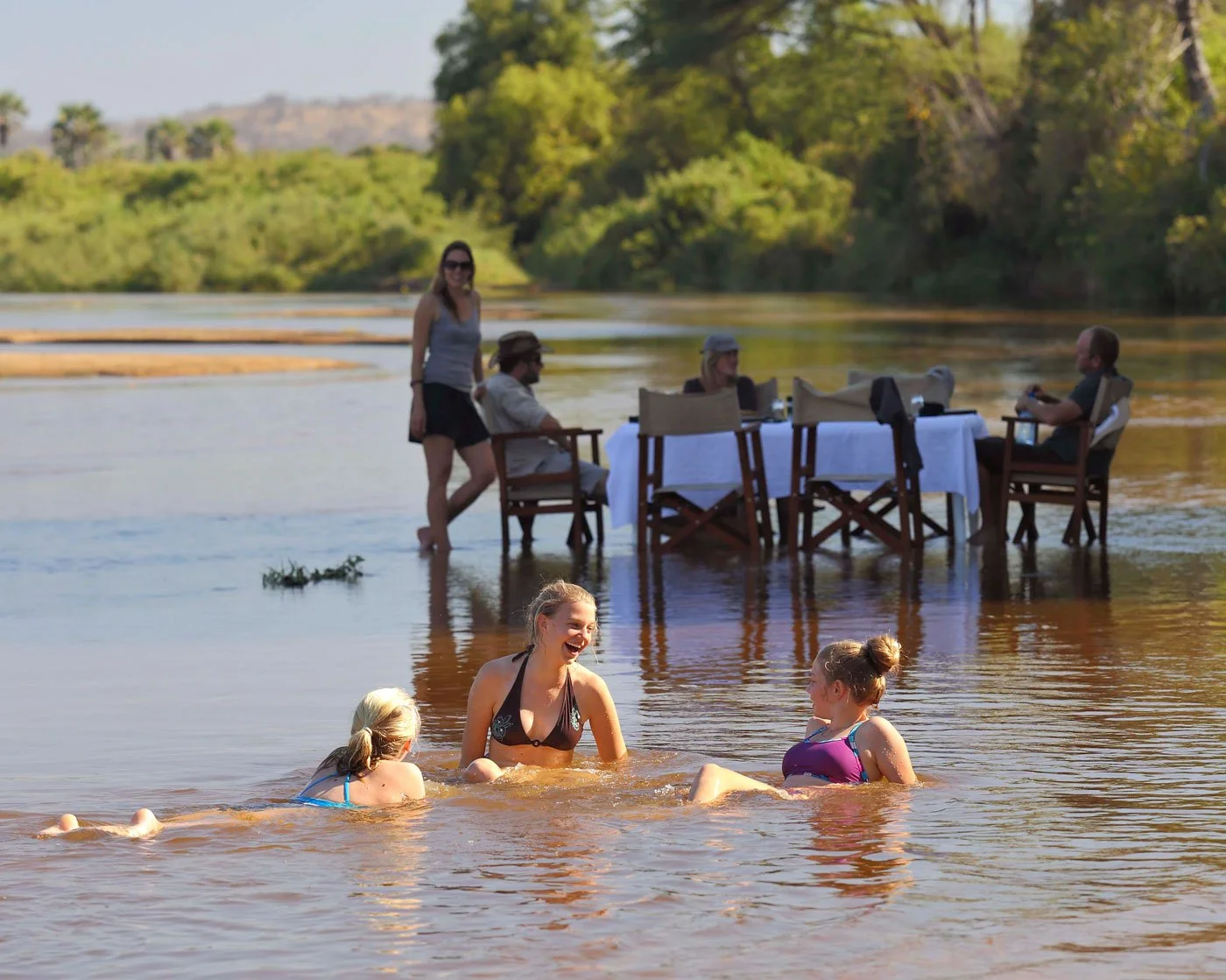 Lunsj ved elvebredden – autentisk luksussafari i Ruaha