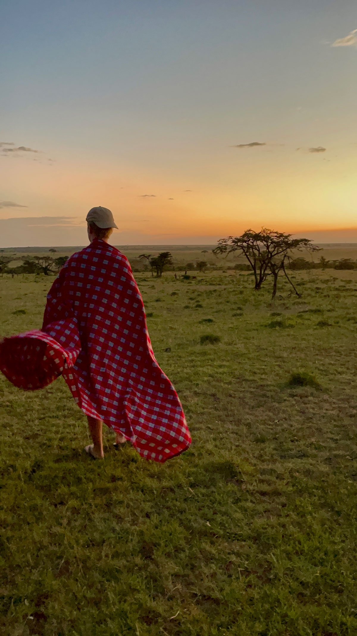 Barn på familiesafari i Afrika ved solnedgang – trygg og familievennlig safariopplevelse på savannen