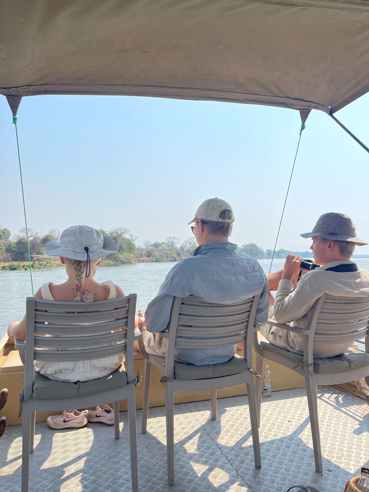 Familie på luksussafari i Afrika med trygge og unike opplevelser for barn og voksne.