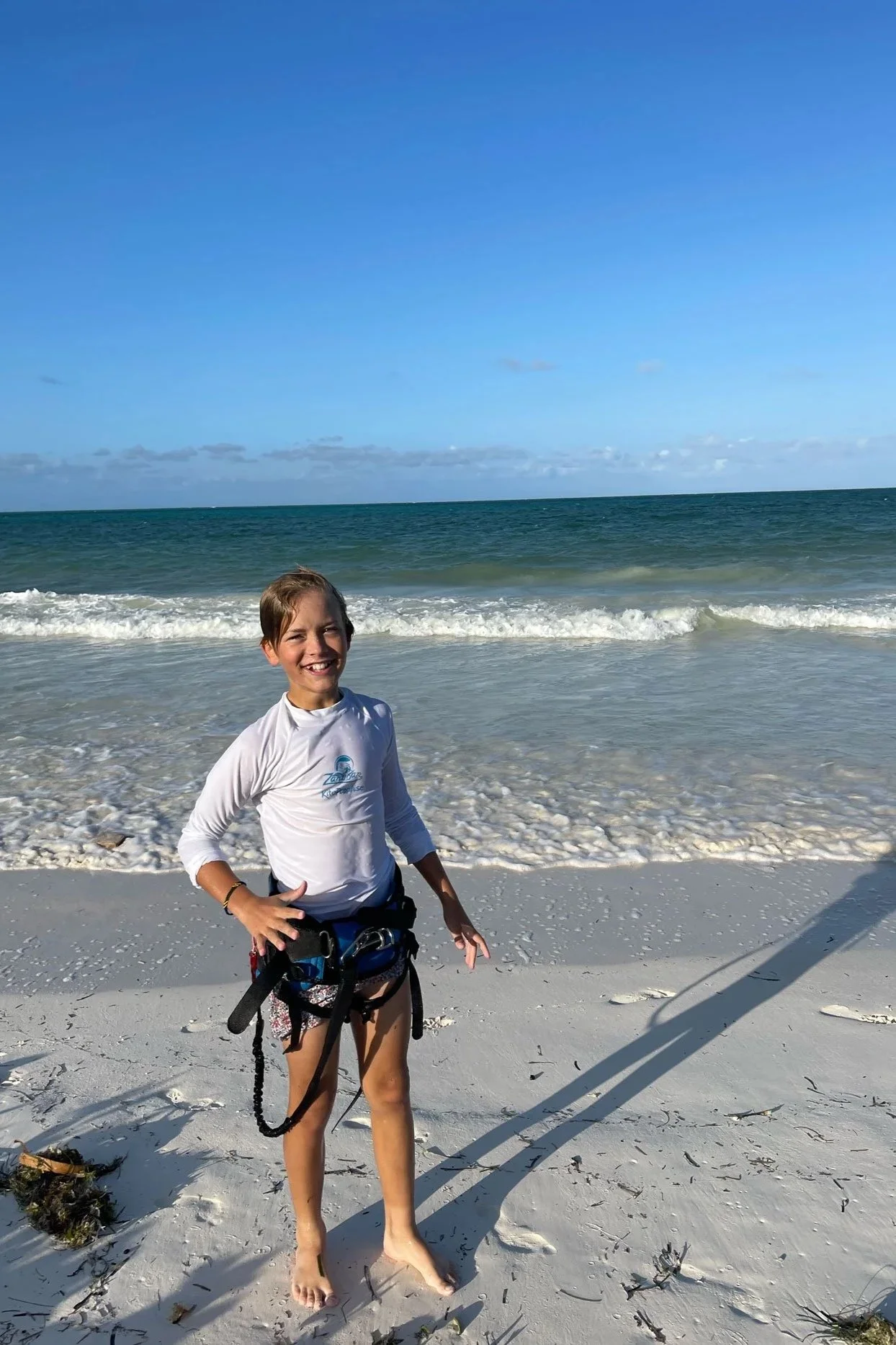 Barn på strand i Afrika etter safari, ved havet i sollys
