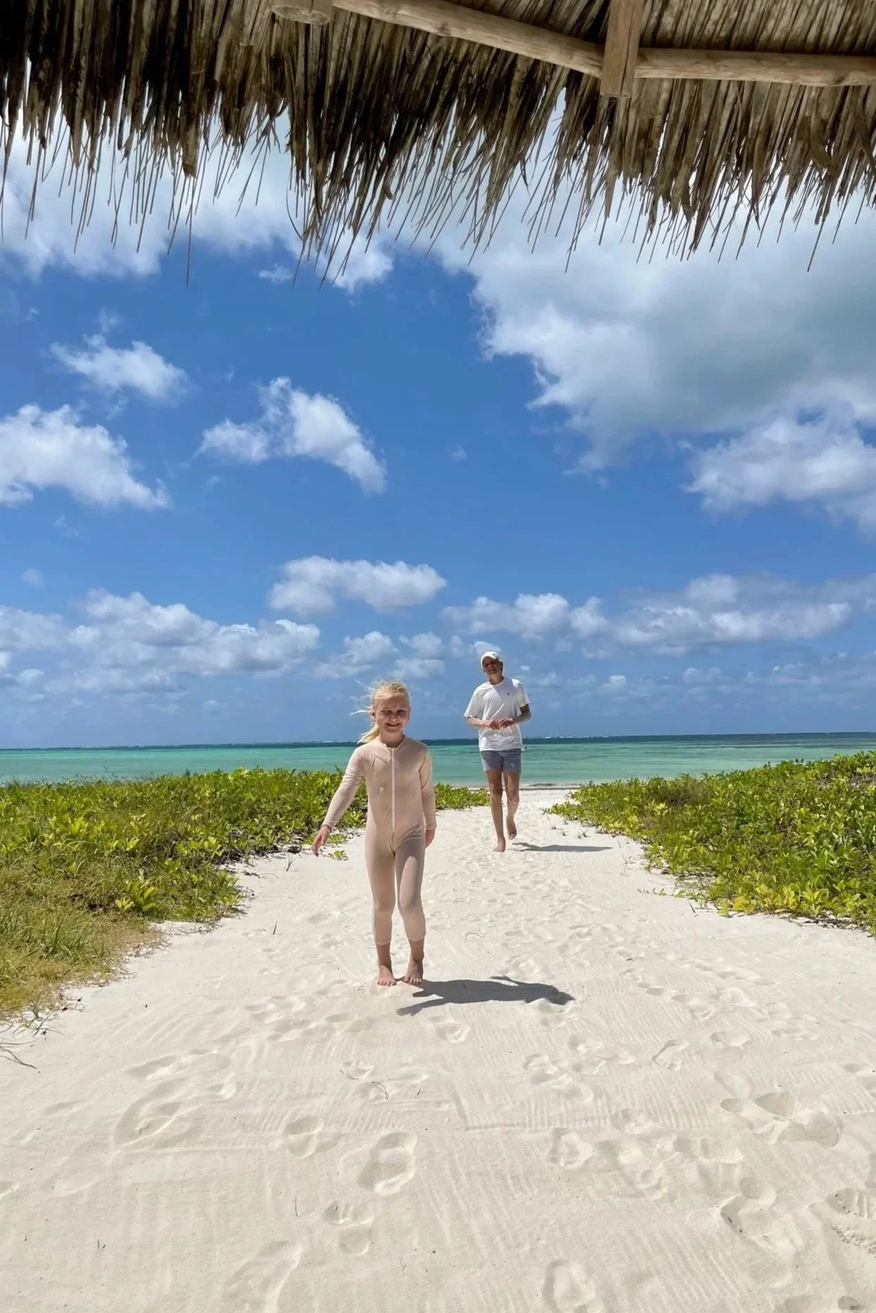 Familie på strand i Afrika etter safariopplevelse ved Det indiske hav