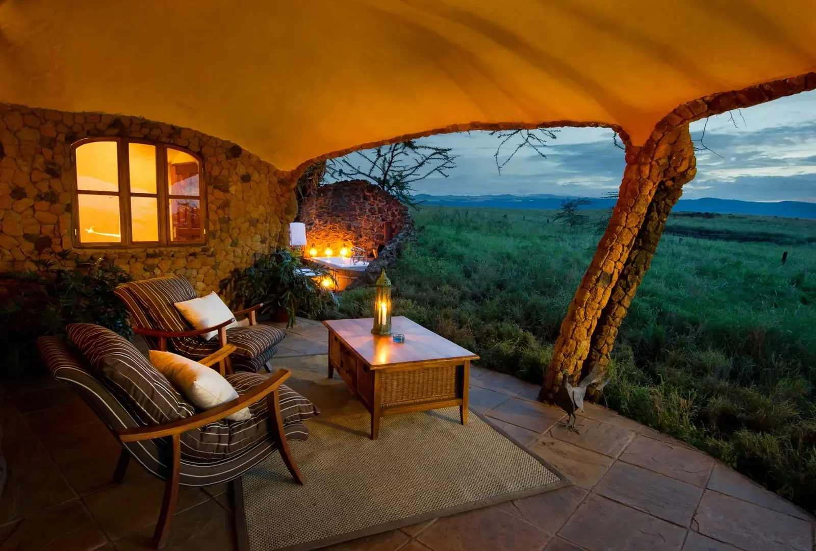Safarilodge i kveldslys