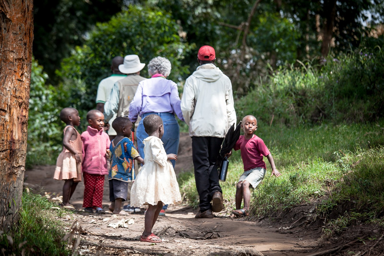 Møte med lokalbefolkning i Uganda under vandring i landsby