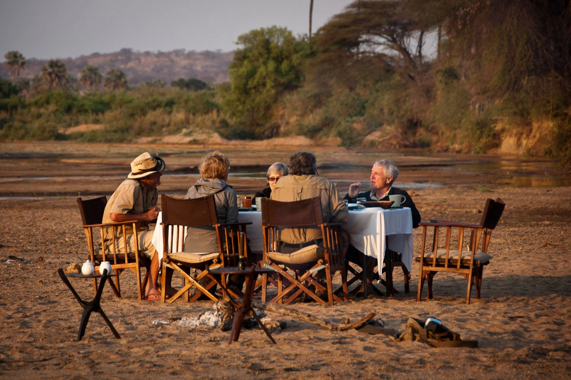 Autentisk luksussafari i Ruaha nasjonalpark, Tanzania – lunsj ved elvebanken med Kichaka Expeditions, drevet av Moli og Noelle.