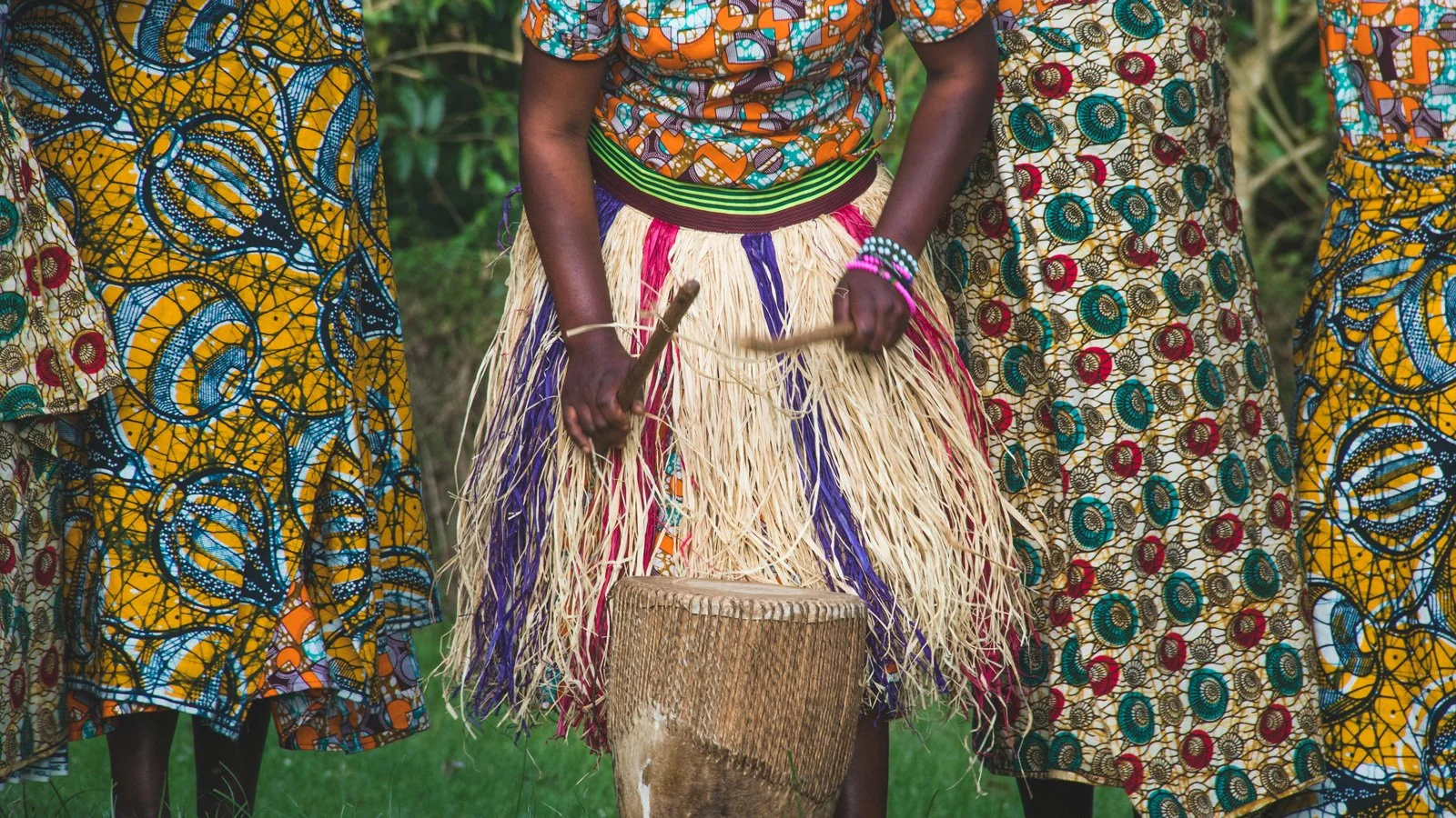Lokale dansere i Uganda med tradisjonelle klær og trommer-Safari i Uganda