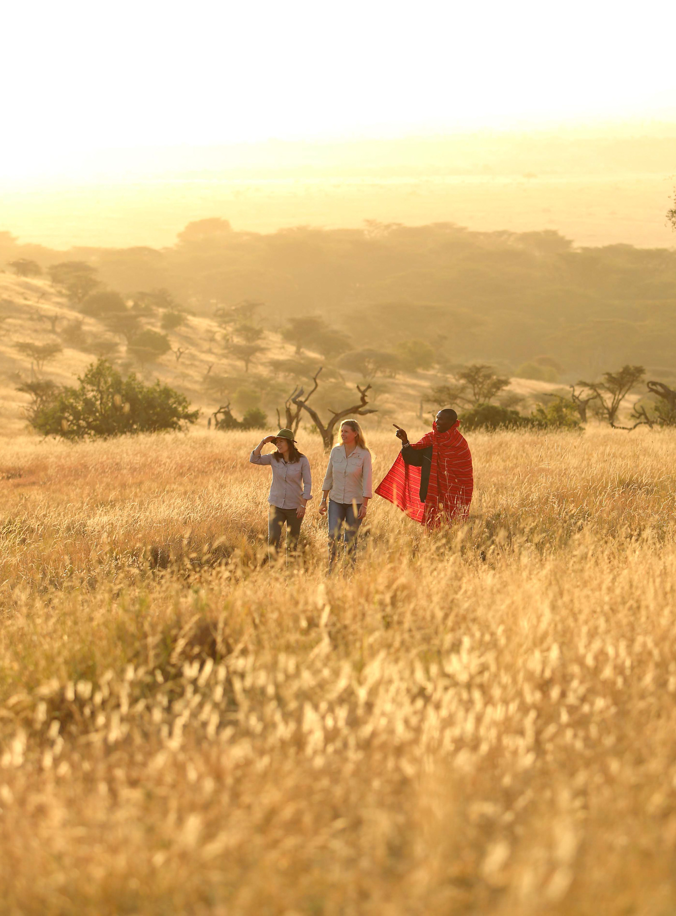 Ansvarlig safari i Afrika med guide på walking safari