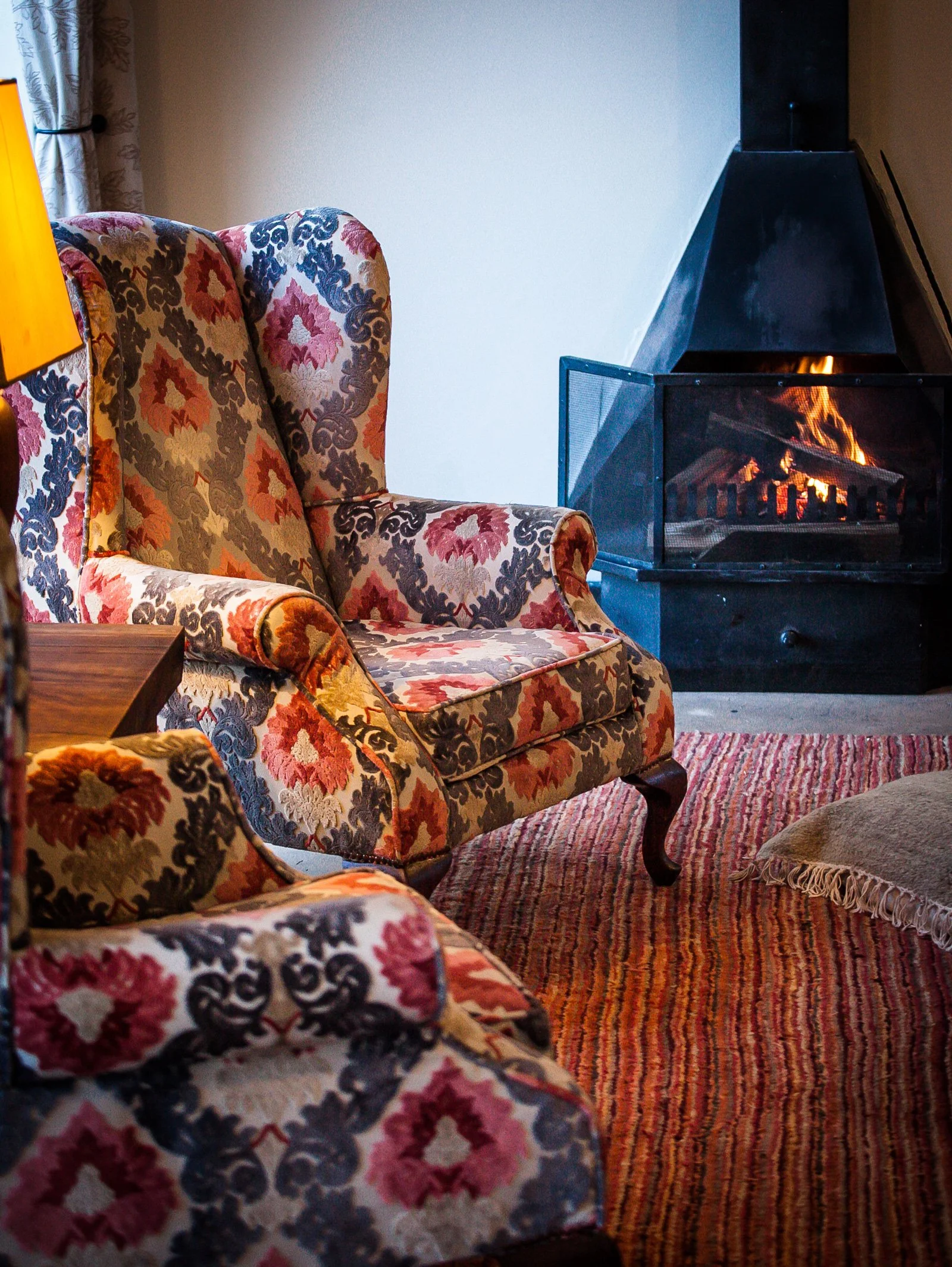 Interiør på luksus lodge i Uganda med peis og komfortable sitteplasser