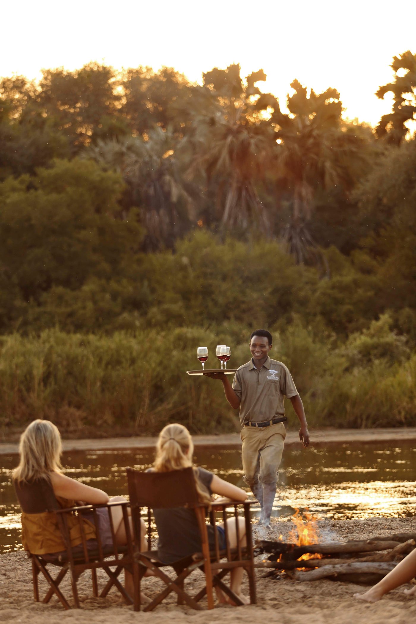 Autentisk luksussafari i Ruaha nasjonalpark, Tanzania – sundowner ved elven med Kichaka Expeditions etter en dag i villmarken.