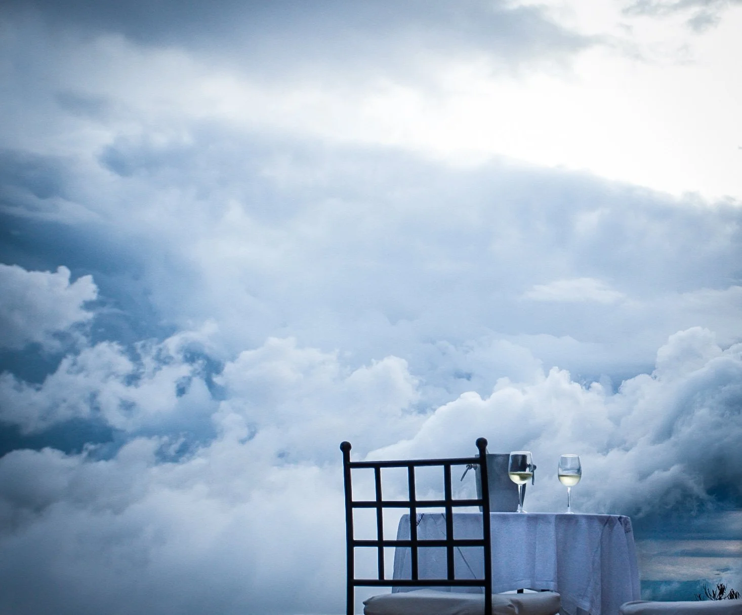 Middag med utsikt over fjell og skyer i Uganda ved luksus lodge