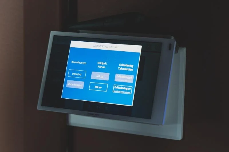 Från en crestron led-panel styr användarna ljus, ljud och bild-utrustningen