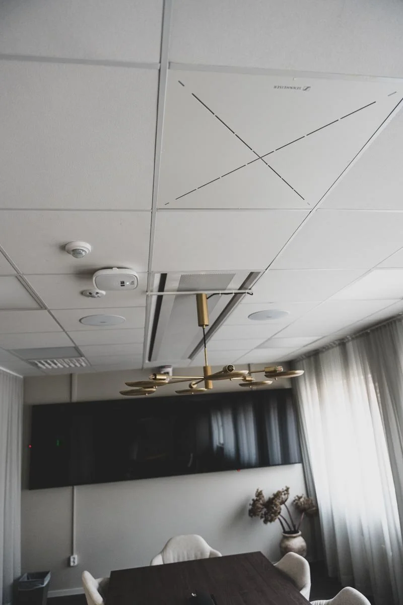 Takmonterade avancerade mikrofoner från Sennheiser ser till att allas röster hörs klockrent