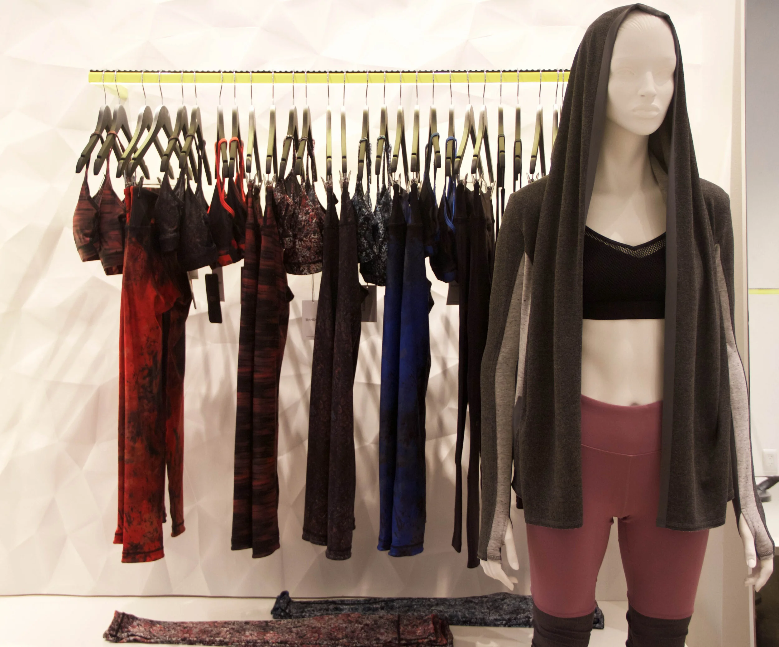 Floating clothing rack