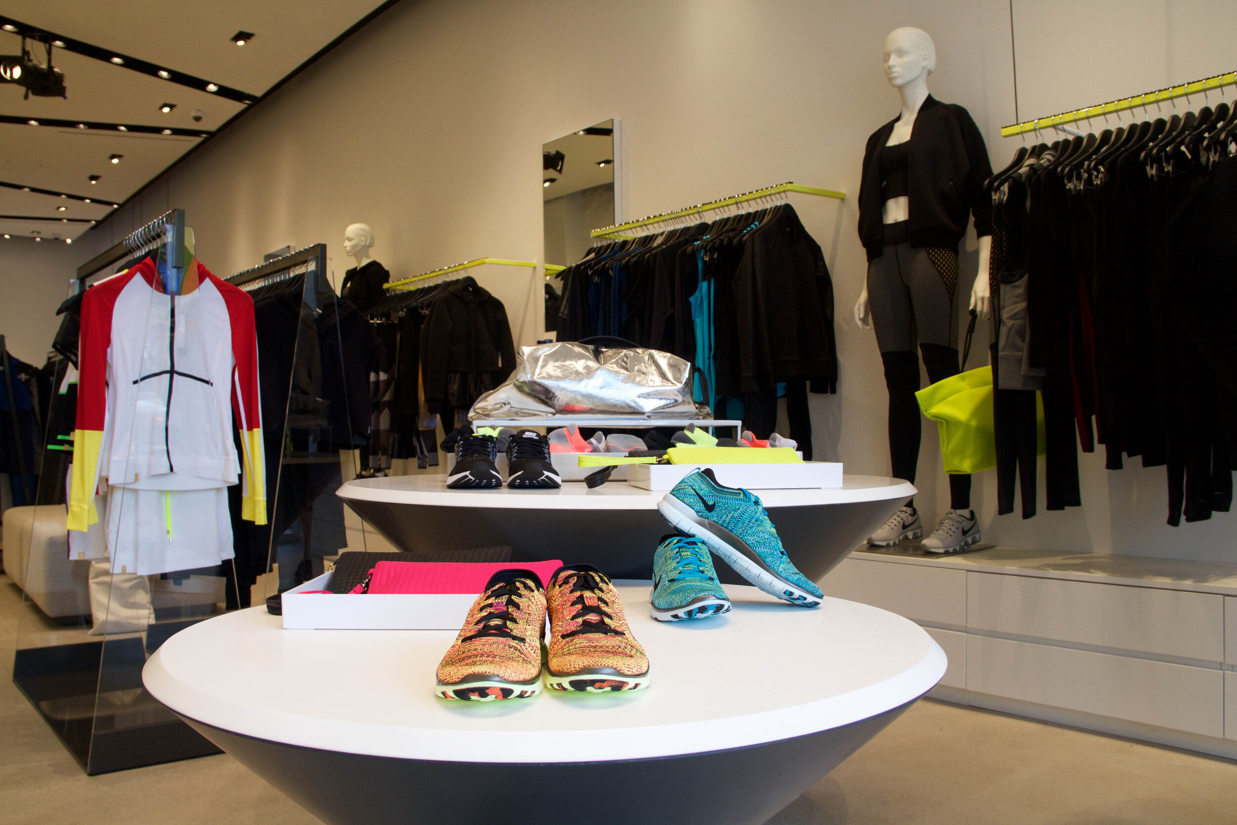 Circular shoe and accessory display