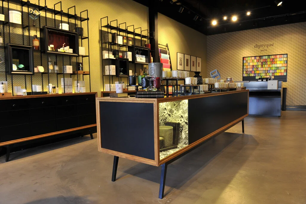 Large product display cabinet