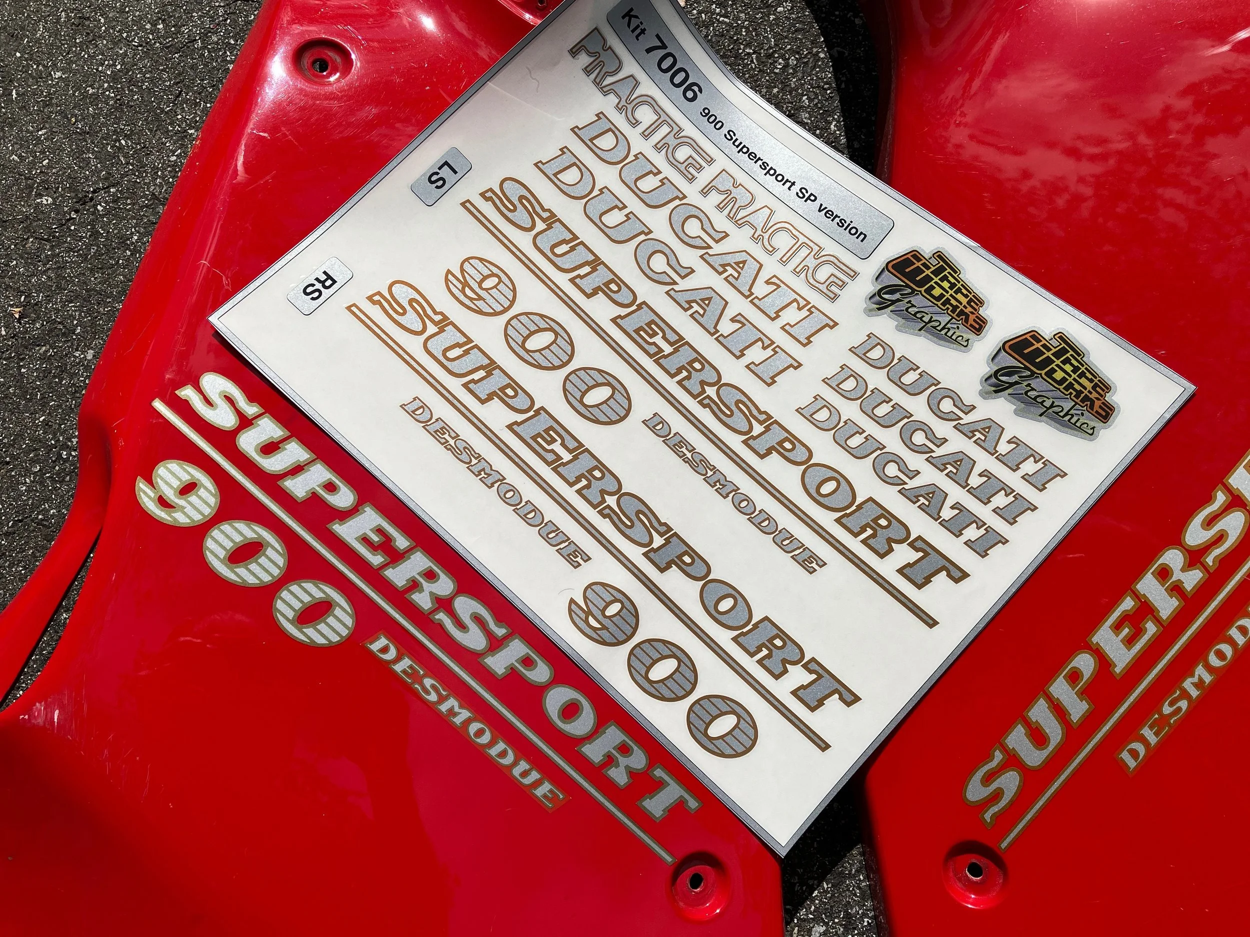900SS lower fairings w: old decals.2.jpg