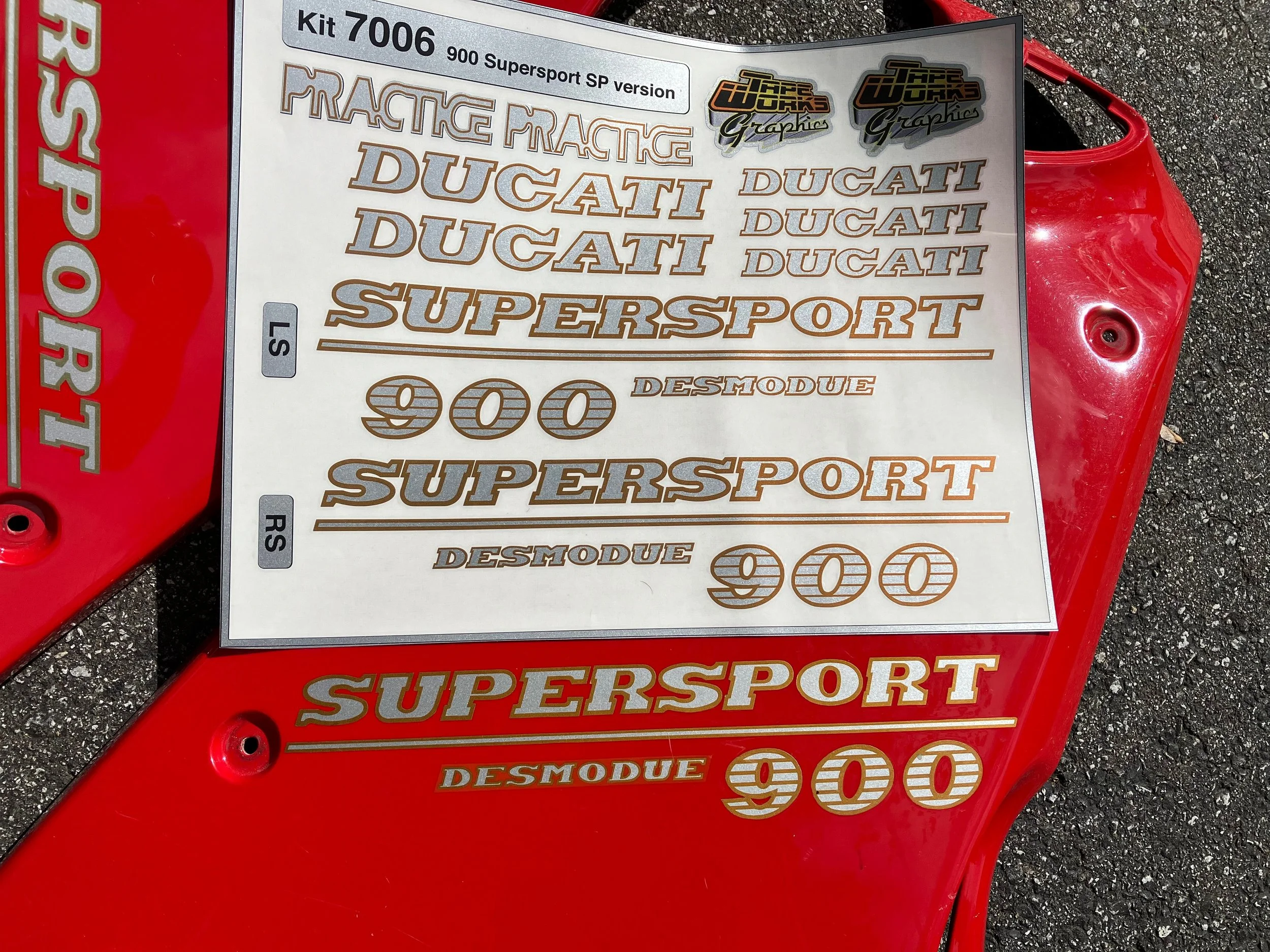 900SS lower fairings w: old decals.3.jpg