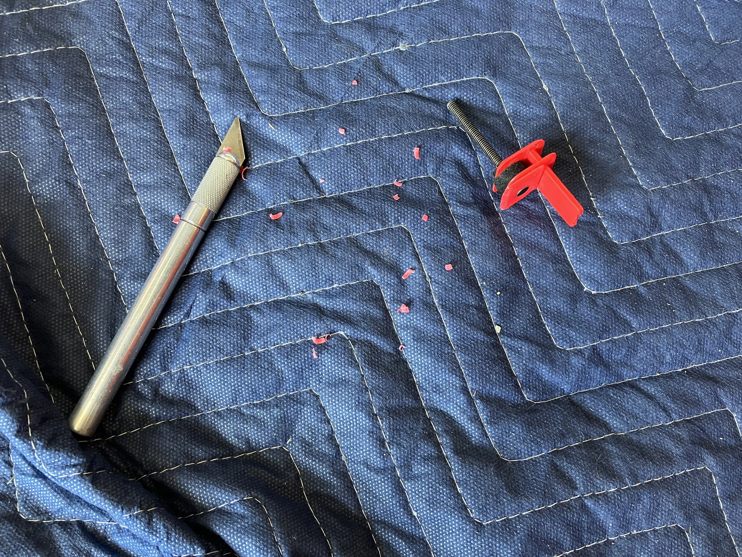 The ultra low profile tires on the C8 Z06 required modifying the tool by whittling away the right end bumper so that it would engage the outer edge of the rim and clear the tire.