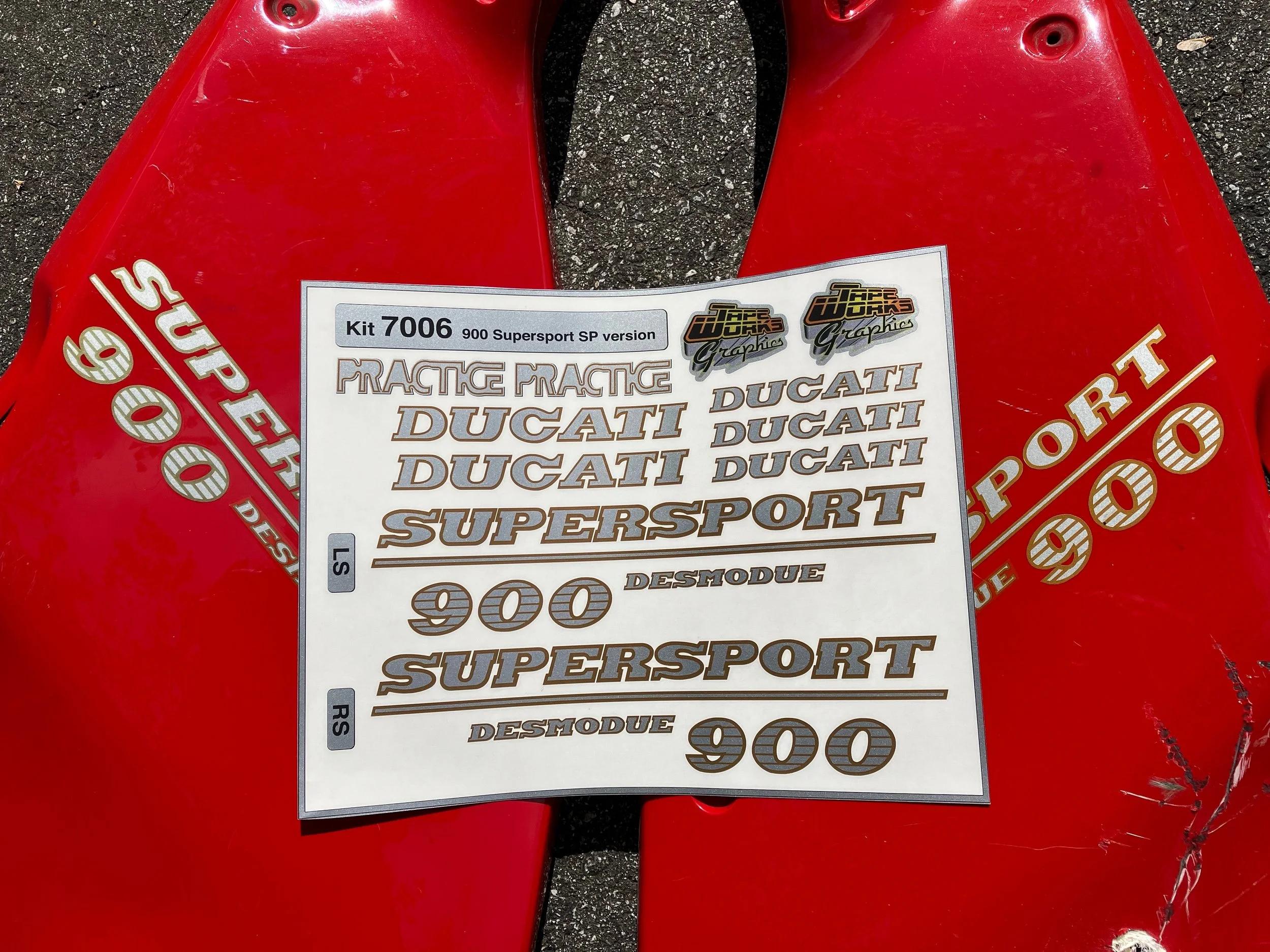 900SS lower fairings w: old decals.1.jpg