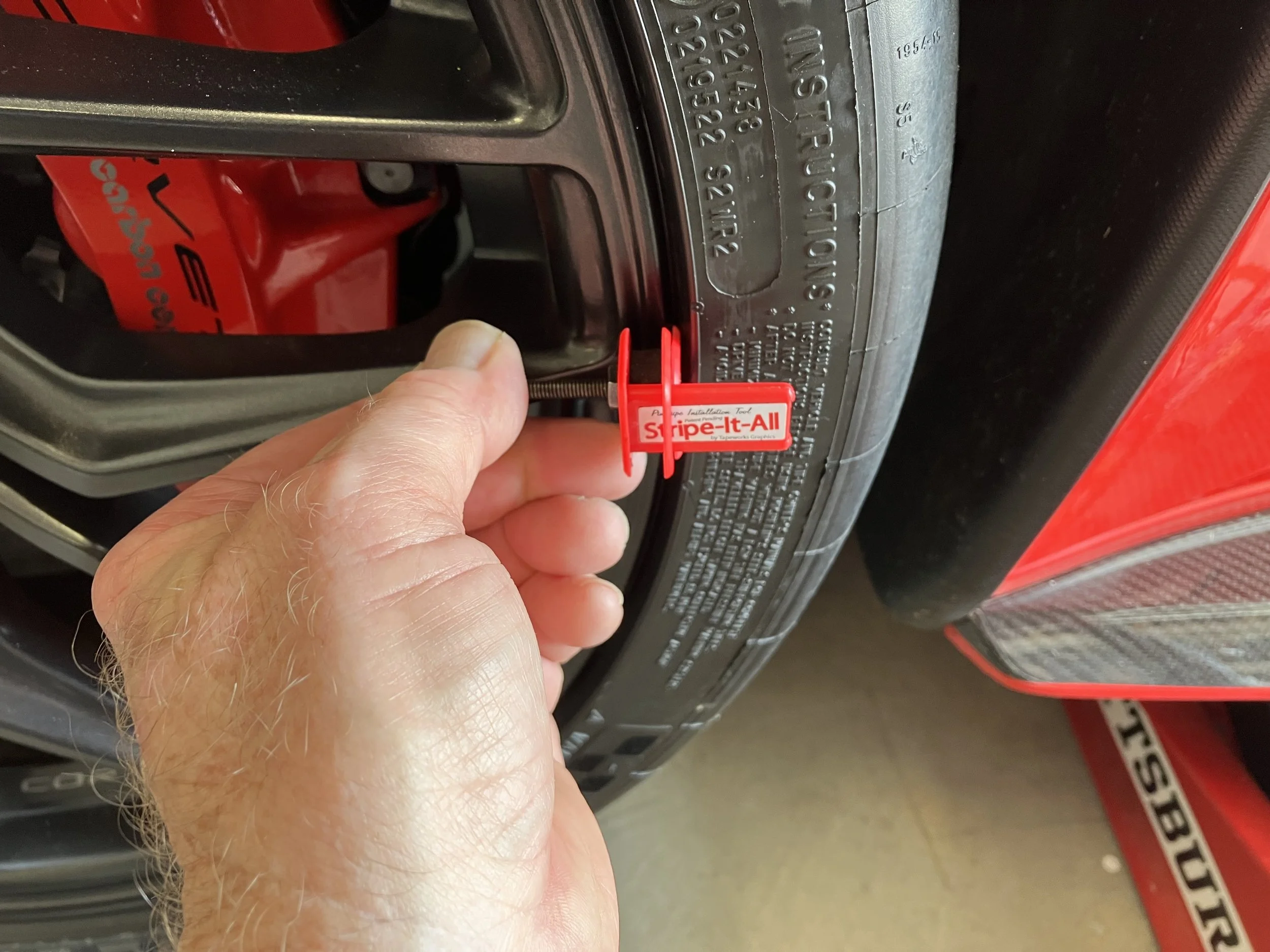 The ultra low profile tires on the C8 Z06 required modifying the tool by whittling away the right end bumper so that it would engage the outer edge of the rim and clear the tire.