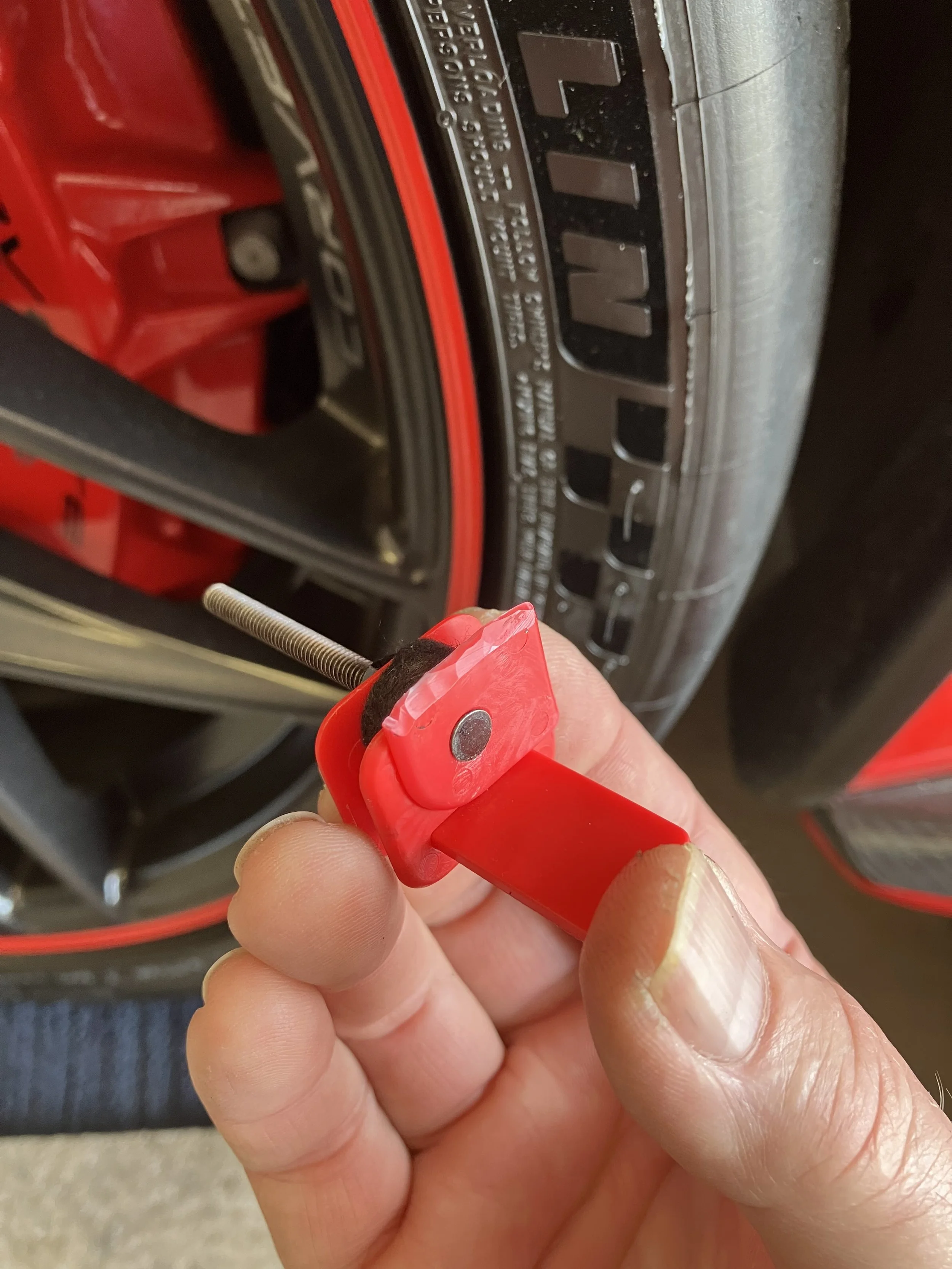 The ultra low profile tires on the C8 Z06 required modifying the tool by whittling away the right end bumper so that it would engage the outer edge of the rim and clear the tire.