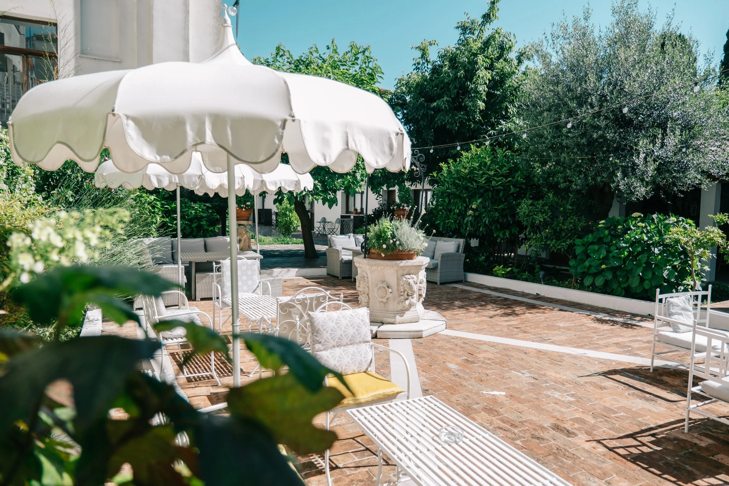 Relais Alberti-outdoor-courtyard.jpg