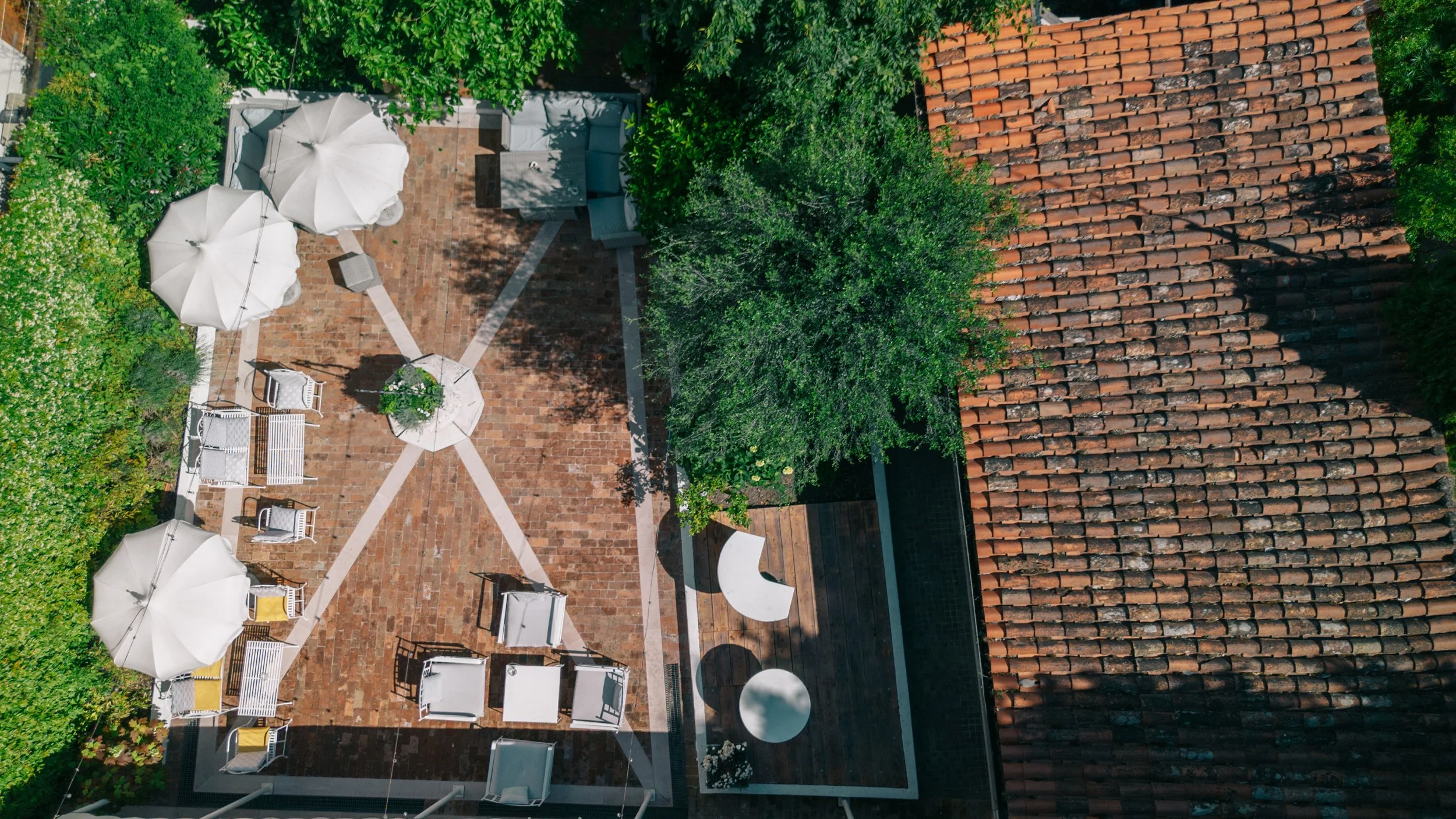 Relais Alberti-outdoor-courtyard2.jpg