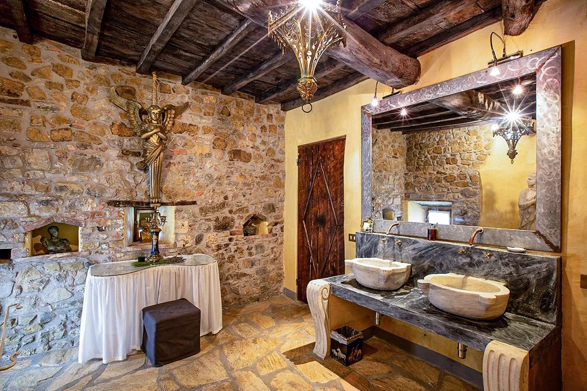 699dce550b79ecf824039764_bathroom deluxe.JPG.jpg