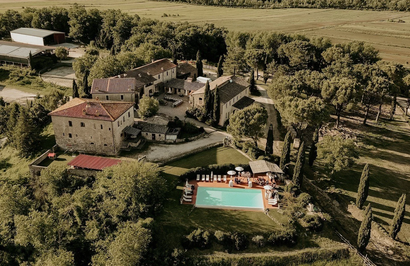 🏡 VENUE SPOTLIGHT // Tenuta di Papena, Tuscany, @tenutadipapena

Dreaming of a Tuscan Wedding? Tenuta di Papena is a charming 13th-century farmhouse, perfect for an intimate celebration. It offers stunning 360&deg; views, a beautiful courtyard for a