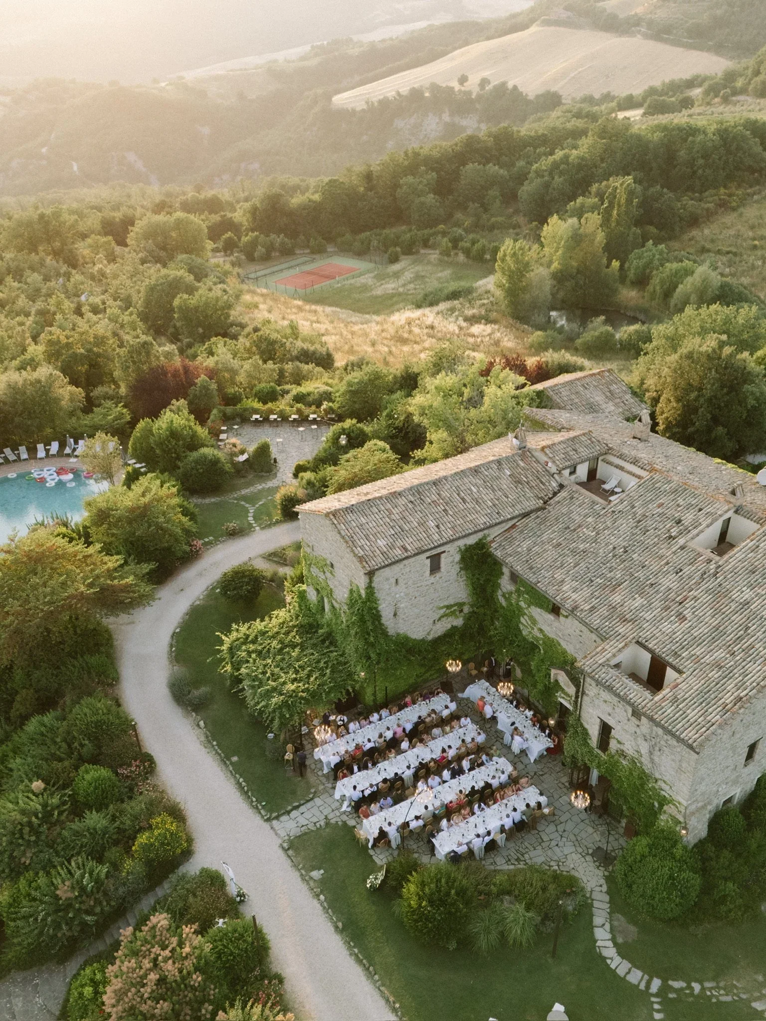 Jess + Francesco’s Umbrian wedding for 63k