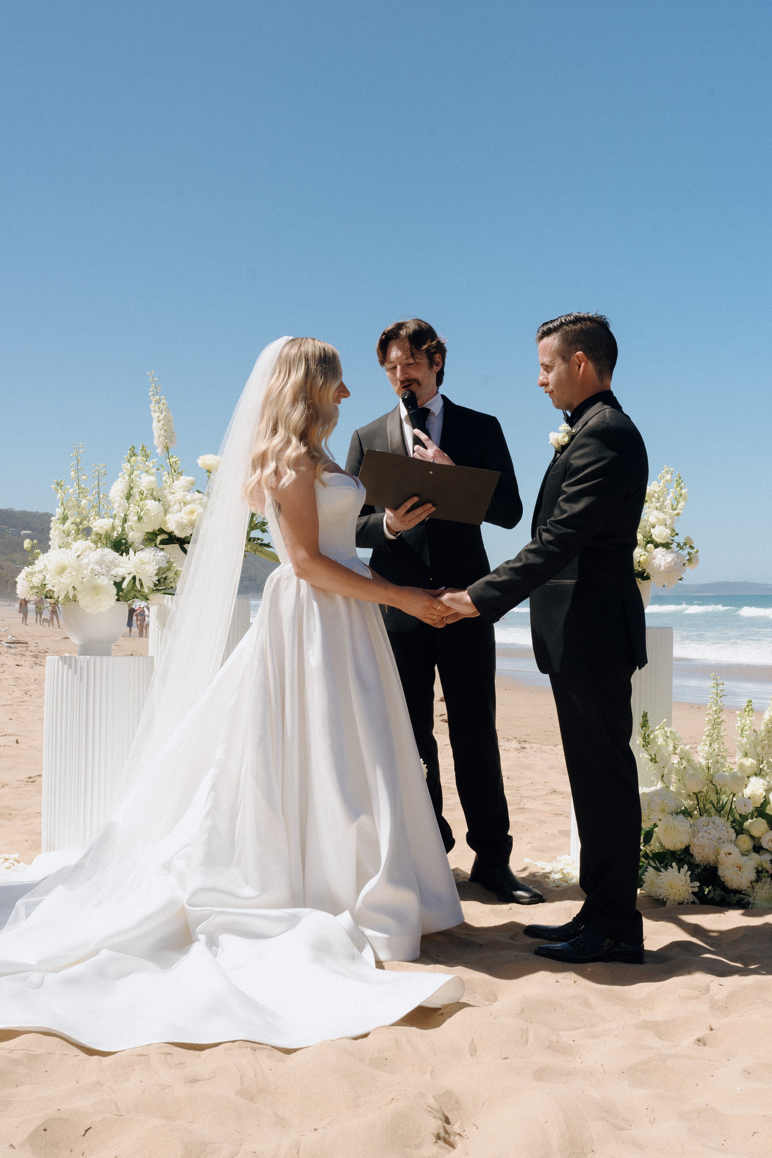 beach ceremony (@lovememoirweddings).jpg