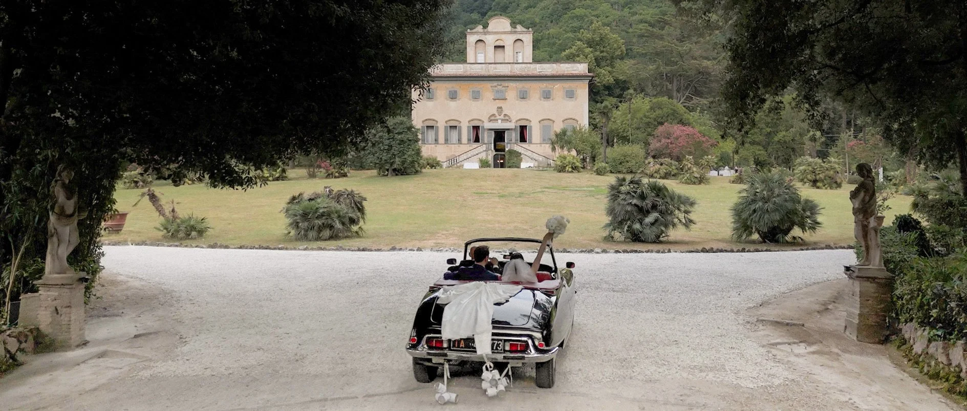 vintage-car-villa-corliano-tuscany.jpg