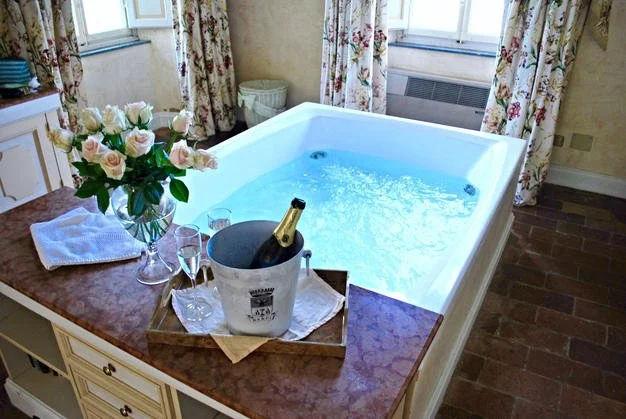 dante_bathroom_with_jacuzzi.jpg