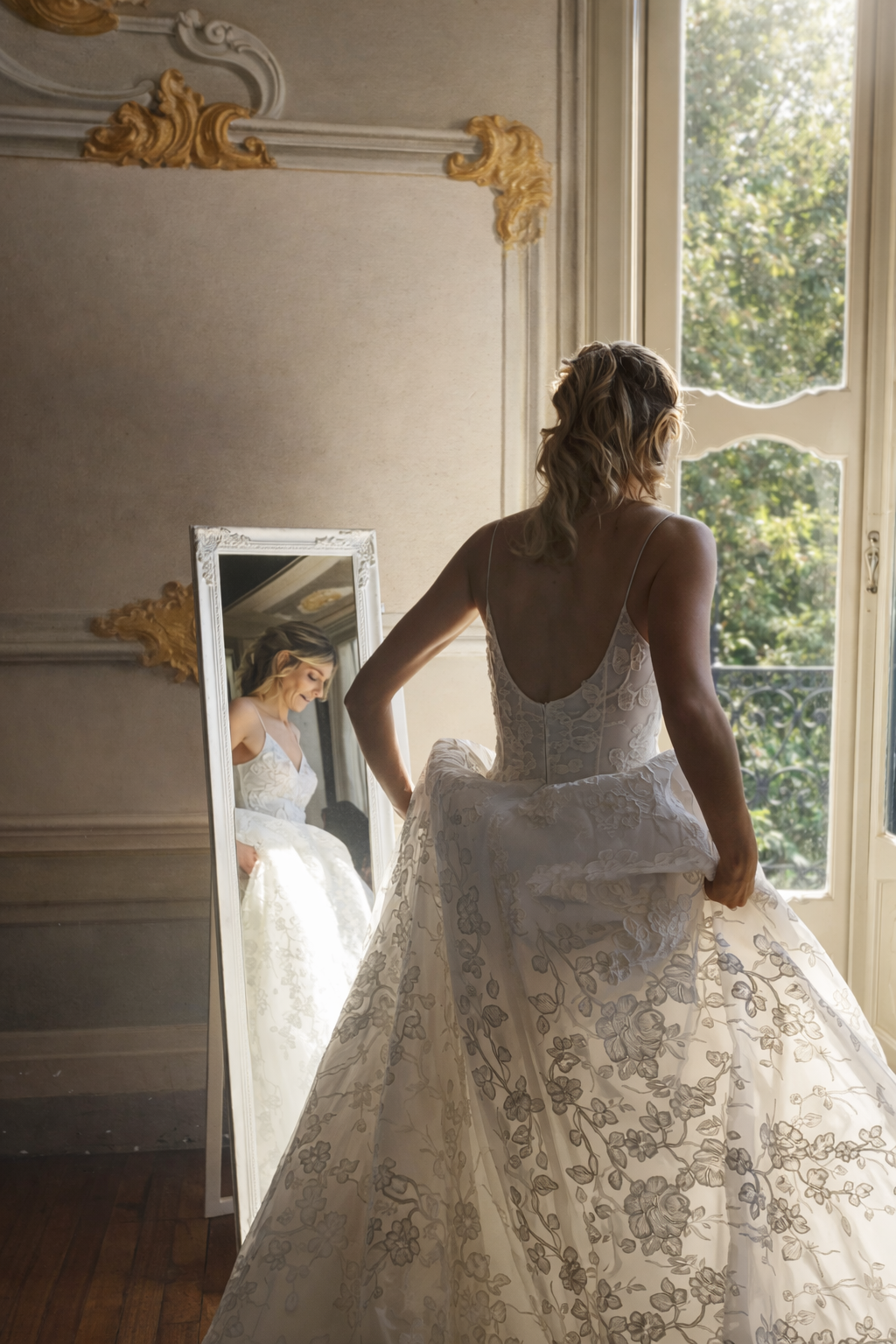 04_Bridal_Back_Mirror Bride_LakeComo_PhotoBy_ChristinVolpini.jpg